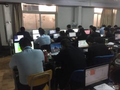 认真复习的同学