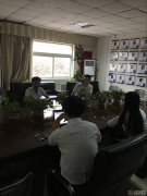 老师指导学生答辩